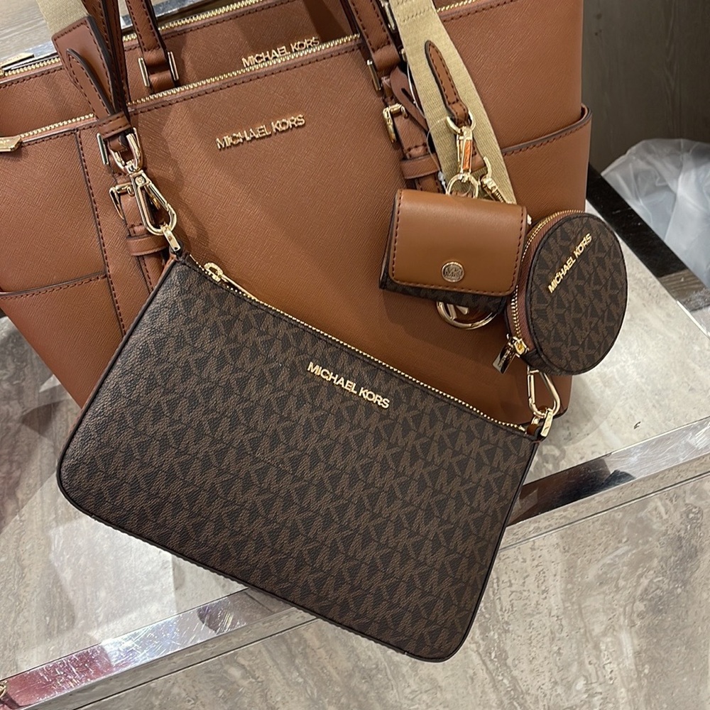 MICHAEL KORS
Jet Set Logo Crossbody Bag with Case for Apple Airpods Pro®
Brown - Picture 5 of 16